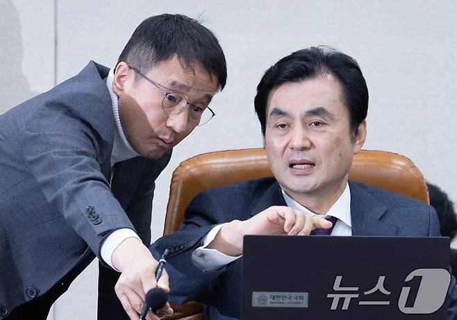 안규백 국회 윤석열 정부의 비상계엄 선포를 통한 내란 혐의 진상규명 국정조사특별위원회 위원장과 한병도 더불어민주당 간사가 지난 2월 13일 오전 서울 여의도 국회에서 열린 국조특위 제8차 전체회의에서 대화를 하는 모습. 2025.2.13/뉴스1 ⓒ News1 이재명 기자