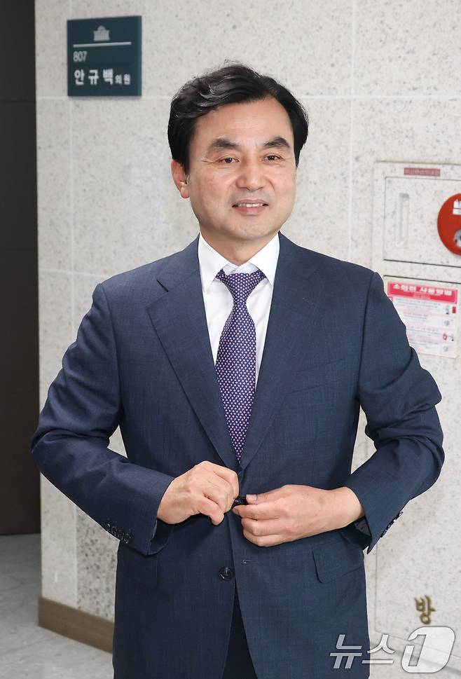 국방부장관 후보자로 지명된 안규백 더불어민주당 의원이 23일 오후 서울 여의도 국회 의원회관 사무실을 잠시 나서고 있다. 2025.6.23/뉴스1 ⓒ News1 이광호 기자