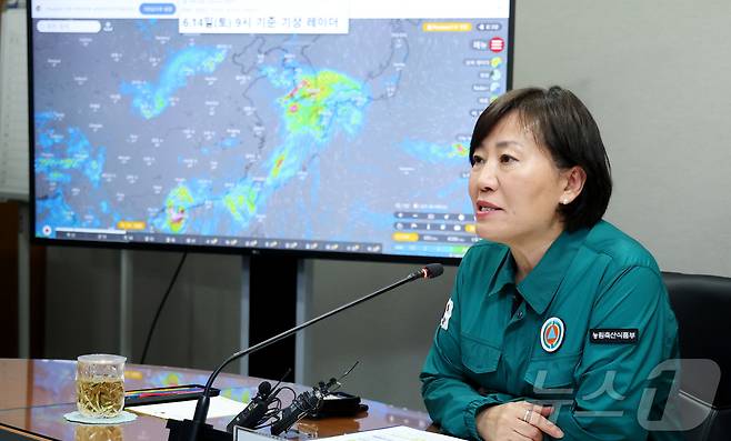 송미령 농림축산식품부 장관이 12일 오후 세종시 정부세종청사 농업재해대책상황실에서 유관기관 및 17개 시·도와 장마 대비 농업분야 취약시설 사전 점검 및 피해 최소화를 위한 예방대책 점검회의를 주재하고 있다. 2025.6.12/뉴스1 ⓒ News1 김기남 기자