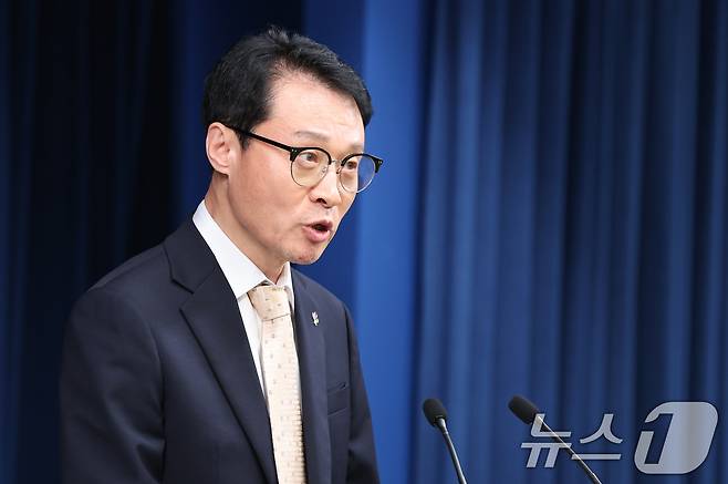 이규연 대통령실 홍보소통수석이 23일 서울 용산구 대통령실 청사에서 대통령 주재 수석·보좌관회의 관련 브리핑을 하고 있다. 2025.6.23/뉴스1 ⓒ News1 허경 기자