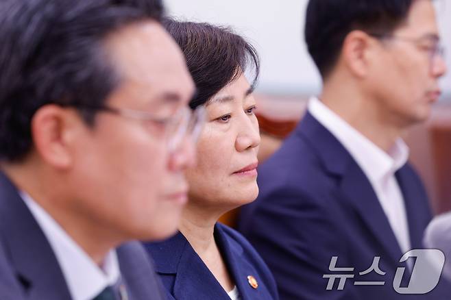 송미령 농림축산식품부 장관이 23일 오후 서울 여의도 국회에서 열린 농림축산식품해양수산위원회 제426회국회(임시회) 제1차 전체회의에 출석하고 있다. 2025.6.23/뉴스1 ⓒ News1 안은나 기자