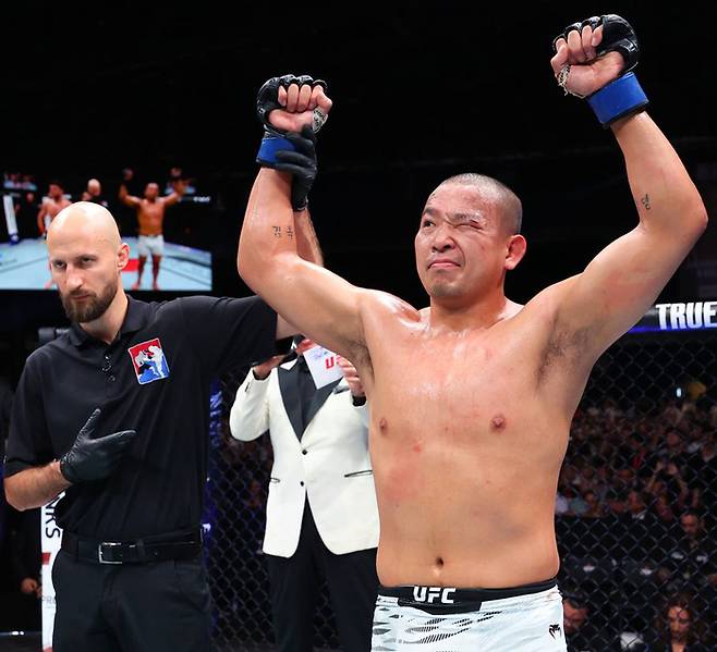 왼쪽 눈을 감은 채 박준용이 승리의 기쁨을 표현하고 있다. 사진 | UFC