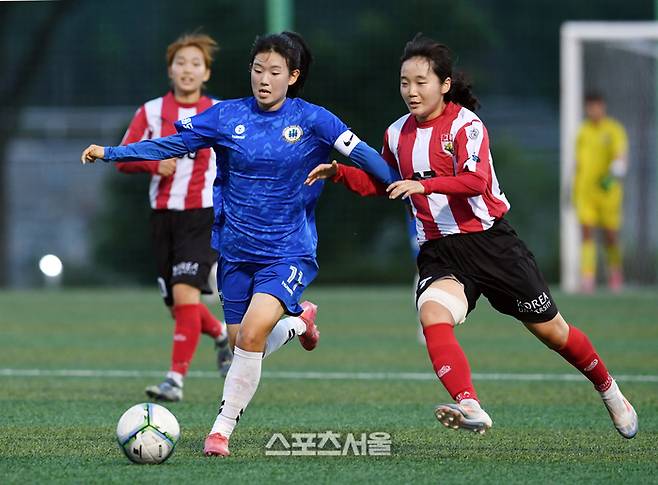 강원도립대 김하진(왼쪽)이 23일 경남 합천에서 열린 ‘2025 스포츠케이션 명품도시 합천에서 펼쳐지는 제33회 여왕기 전국여자축구대회’ 대학부 세종고려대와 경기에서 세종고려대 정지원의 수비를 피해 드리블을 하고 있다. 2025. 6. 23. 합천 | 박진업 기자 upandup@sportsseoul.com
