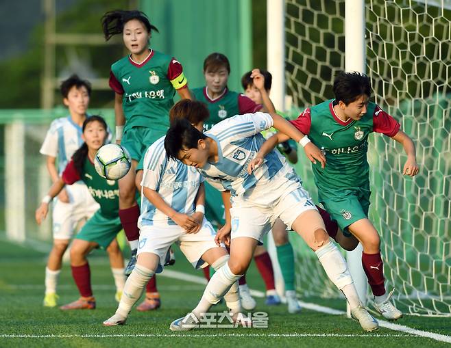 23일 경남 합천에서 열린 ‘2025 스포츠케이션 명품도시 합천에서 펼쳐지는 제33회 여왕기 전국여자축구대회’ 대학부 울산과학대와 대전대덕대와 경기에서 양팀 선수들이 혼전을 벌이고 있다. 2025. 6. 23. 합천 | 박진업 기자 upandup@sportsseoul.com