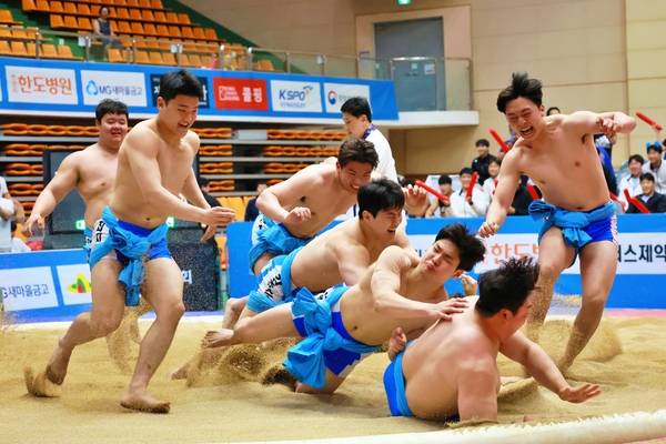 23일 충청북도 제천시 제천체육관에서 열린 '제79회 전국씨름선수권대회' 대학부 단체전 결승전에서 인하대학교(인천광역시)를 상대로 4-3 극적 승리를 거둔 경기대 선수들이 우승 확정 후 기뻐하고 있다. 사진┃대한씨름협회