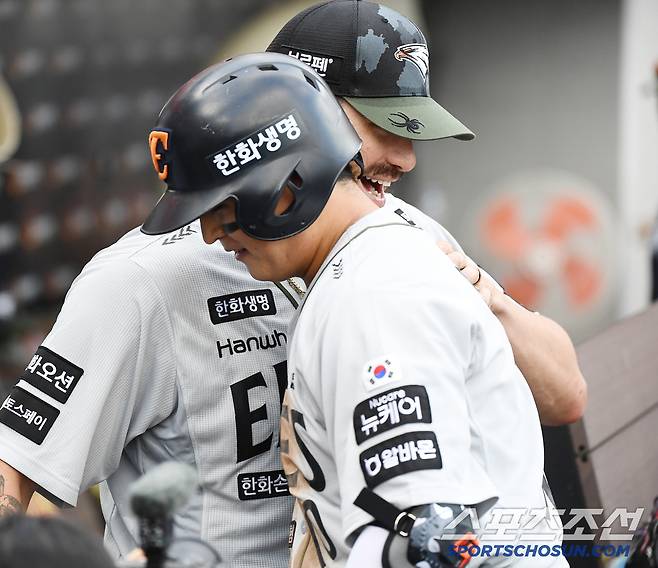 22일 대전 한화생명볼파크에서 열린 키움-한화전. 4회말 2사 2루 이진영이 투런포를 친 후 폰세의 환영을 받고 있다. 대전=정재근 기자 cjg@sportschosun.com/2025.6.22/