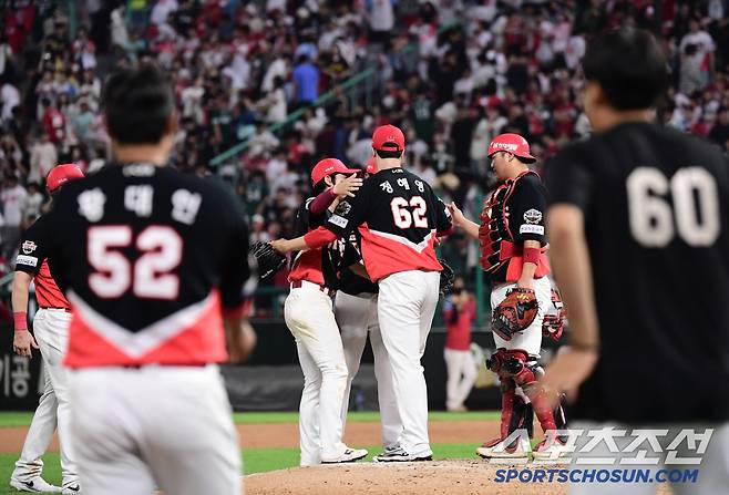 22일 인천 SSG랜더스필드에서 열린 SSG와 KIA의 경기. KIA가 SSG에 승리했다. 경기 종료 후 승리의 기쁨을 나누고 있는 KIA 선수들. 인천=송정헌 기자songs@sportschosun.com/2025.06.22/