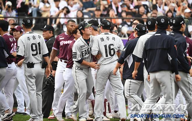 양 팀 선수들이 다 나왔지만 불상사는 벌어지지 않았다.