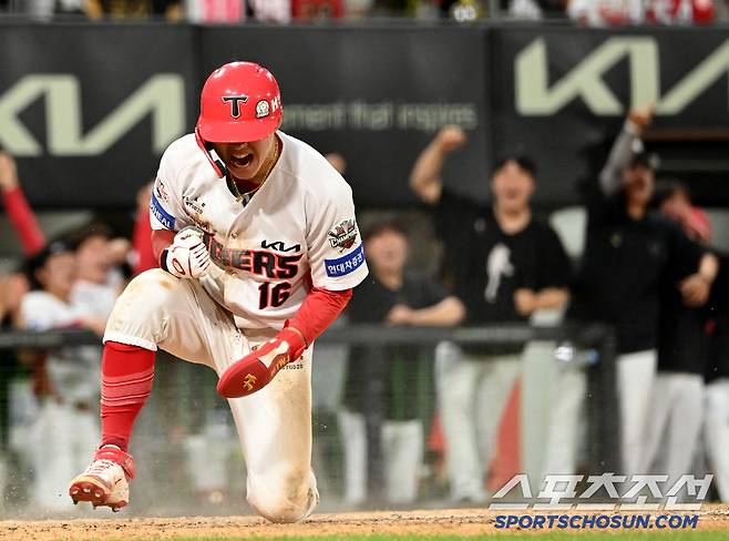 8일 광주 KIA챔피언스필드에서 열린 한화와 KIA의 경기, 8회말 1사 1루 KIA 한준수의 적시타때 1루주자 최원준이 득점에 성공한 후 환호하고 있다. 광주=허상욱 기자wook@sportschosun.com/2025.06.08/