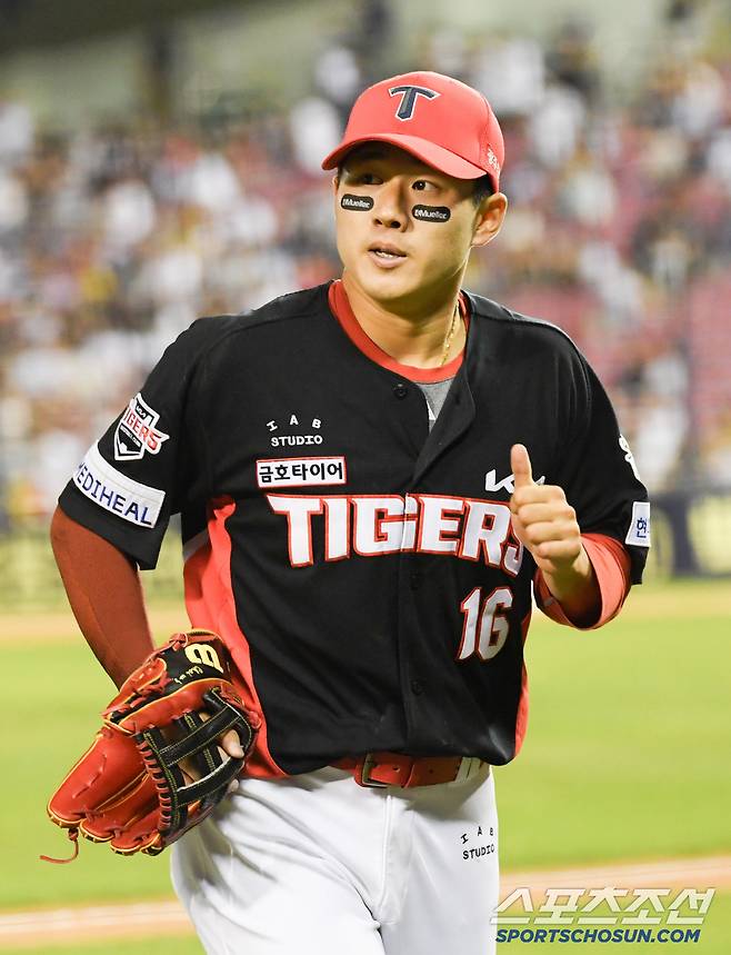 4일 잠실구장에서 열린 두산 베어스와 KIA 타이거즈의 경기. KIA 우익수 최원준이 수비를 마친 뒤 더그아웃으로 향하고 있다. 잠실=박재만 기자 pjm@sportschosun.com/2025.06.04/