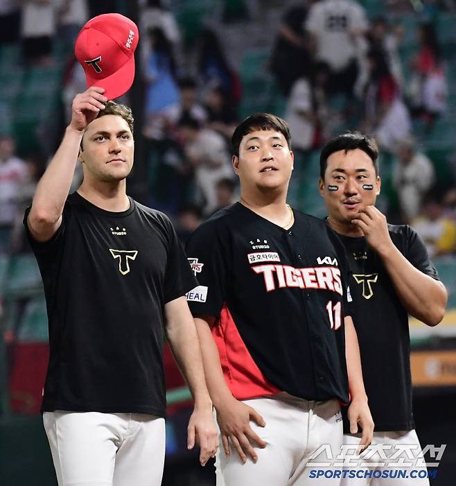 22일 인천 SSG랜더스필드에서 열린 SSG와 KIA의 경기. KIA가 SSG에 승리했다. 경기 종료 후 팬들에게 인사를 건네고 있는 네일. 인천=송정헌 기자songs@sportschosun.com/2025.06.22/