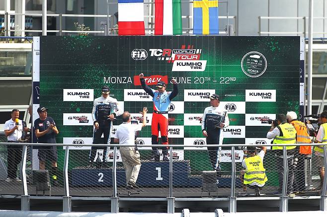 ◇노버트 미첼리즈 선수가 6월 20일부터 22일(현지시간)까지 열린 '2025 TCR 월드투어' 3라운드 이탈리아 대회에서 우승을 차지하고 포디움에서 기뻐하는 모습. 사진제공=현대자동차