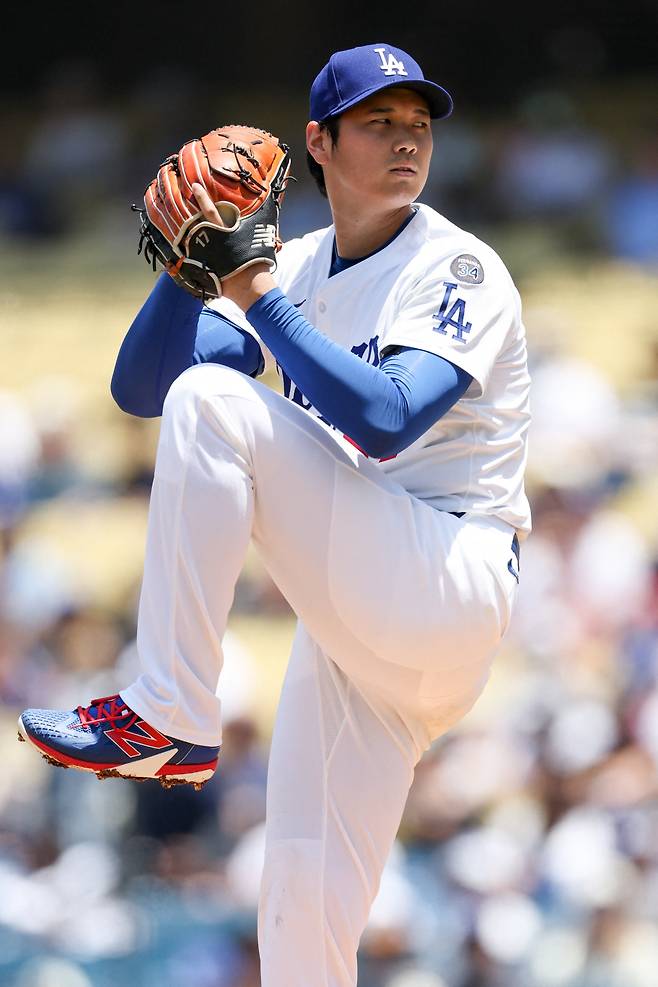 Jun 22, 2025; Los Angeles, California, USA; Los Angeles Dodgers two?way player Shohei Ohtani (17) pitches the ball during the first inning against Washington Nationals at Dodger Stadium. Mandatory Credit: Kiyoshi Mio-Imagn Images







<저작권자(c) 연합뉴스, 무단 전재-재배포, AI 학습 및 활용 금지>