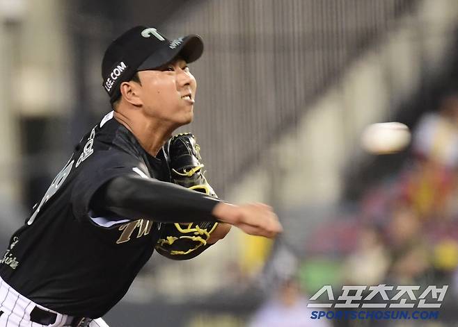 17일 잠실구장에서 열린 LG와 NC의 경기. 힘차게 투구하고 있는 LG 정우영. 잠실=송정헌 기자songs@sportschosun.com/2025.06.17/