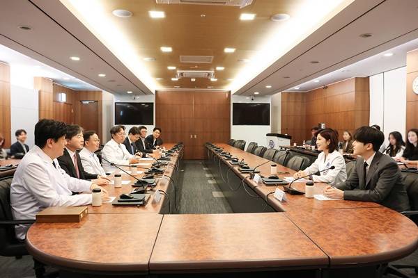 연세의료원 관계자들과 슈가가 대화를 나누고 있다.&nbsp;ⓒ세브란스