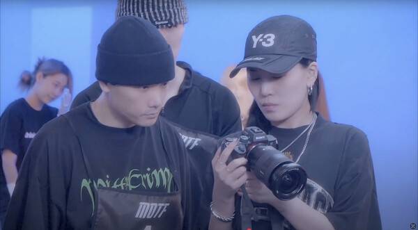 김범 대표 안무가가 영상으로 안무 시안을 체크하고 있다. [사진제공=모프]&nbsp;