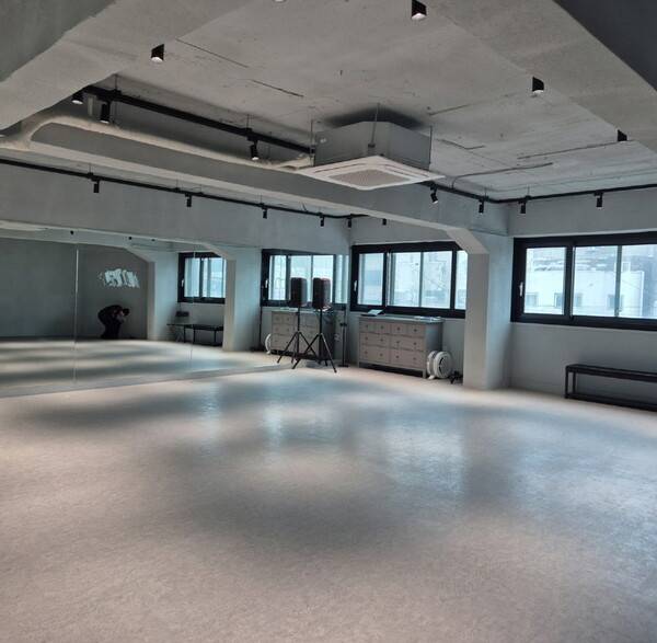 넓게 트인 '모프' 연습실&nbsp;