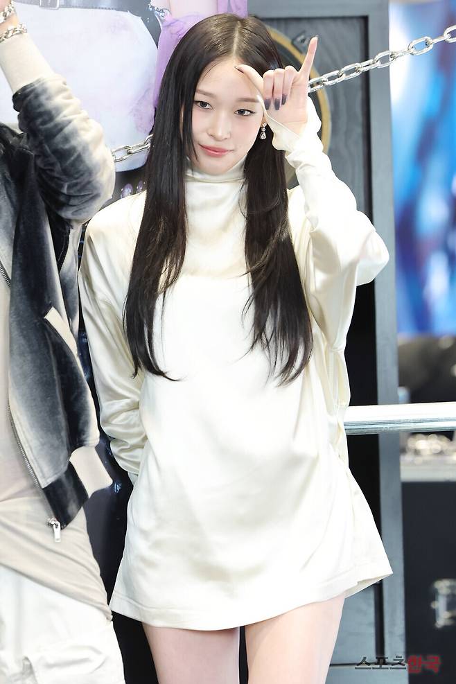 데뷔 기념 팝업 스토어 오픈 포토콜 행사에 참석한&nbsp;신인 혼성 그룹 올데이 프로젝트(ALLDAY PROJECT) 애니. 25.6.23 ⓒ이혜영 기자 lhy@hankooki.com