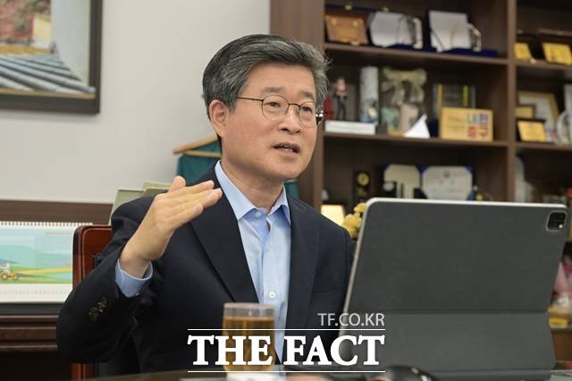 김길성 중구청장이 13일 오후 중구청사에서 <더팩트>와 인터뷰를 하고 있다./중구