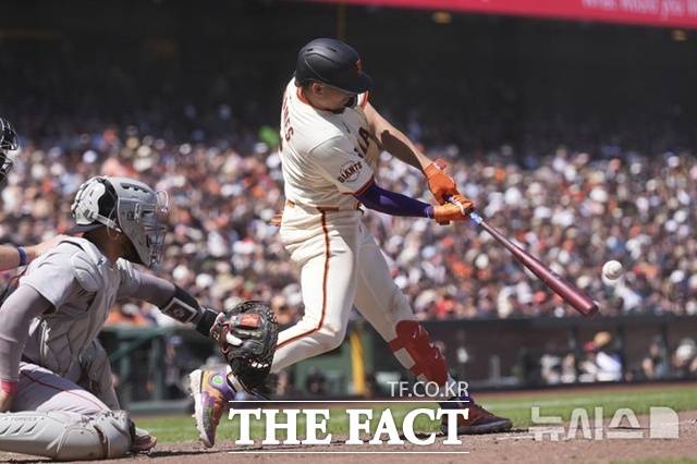 샌프란시스코 윌리 아다메스가 23일(한국시간) 보스턴전에서 8회말 승부를 결정짓는 좌월 솔로 홈런을 터트리고 있다. /샌프란시스코=AP.뉴시스