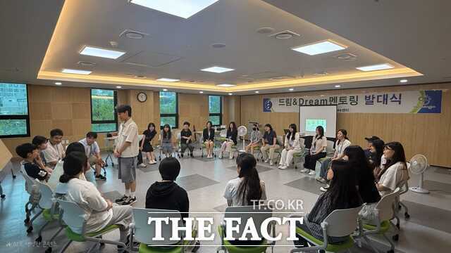 21일 대전시교육청 위(Wee) 센터에서 멘토와 멘티들을 대상으로 '드림 & Dream멘토링' 집단활동을 진행하고 있다. /대전시교육청