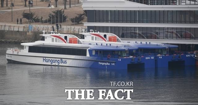 수상 대중교통 한강버스가 지난 2월 28일 오전 서울 여의도 한강 선착장에 정박해 있다./장윤석 기자