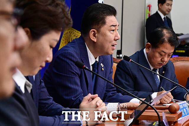 더불어민주당이 23일 '코스피 5000' 특별위원회를 출범하며 상법 개정안 처리에 속도내겠다고 밝혔다. 김병기 더불어민주당 대표 직무대행 겸 원내대표(가운데) 20일 오전 서울 여의도 국회에서 열린 최고위원회의에 참석해 모두발언을 하고 있다./남윤호 기자