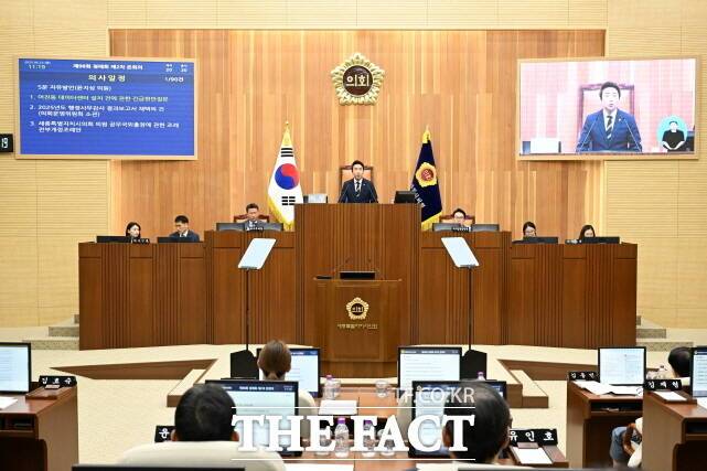 세종시의회가 23일 본회의장에서 제98회 정례회 제2차 본회의를 열고 35일간의 회기를 마무리했다. /세종시의회