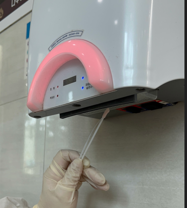 경기도보건환경연구원이 도내 휴게소 화장실 내 손건조기에서 미생물 등 검사를 진행하기 위해 시료를 채취하고 있다. 경기도보건환경연구원 제공