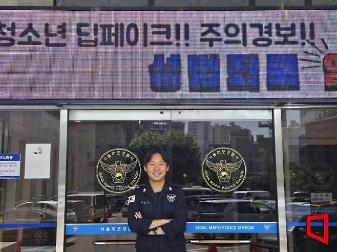 최성욱 순경이 서울경찰청 제8 기동단 84기동대가 있는 서울 마포경찰서 본관 앞에서 포즈를 취하고 있다. 박승욱 기자