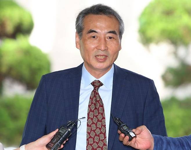 민중기 김건희 특검이 23일 서울 서초구 서초동에 마련된 임시 사무실로 출근하며 취재진 질문에 답하고 있다. 연합뉴스