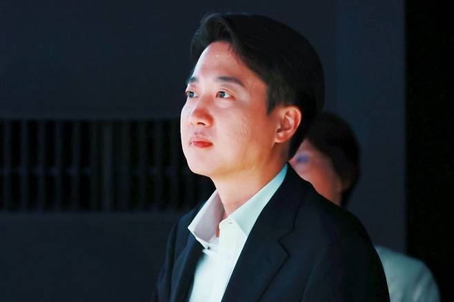 지난 18일 서울 강남구 코엑스에서 열린 2025 메타버스 엑스포에서 개혁신당 이준석 의원이 부스를 둘러보고 있다. 연합뉴스