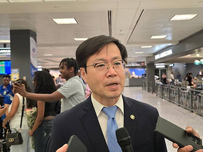 여한구 산업부 통상교섭본부장이 22일 미국 워싱턴 DC 인근 덜레스 국제공항에서 특파원들과 만나 질의응답을 하고 있다. /뉴스1
