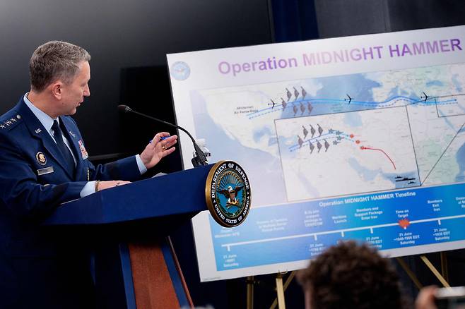 댄 케인 합참의장이 22일 국방부에서 이란 공습 작전에 대해 브리핑을 하고 있다. /AP 연합뉴스