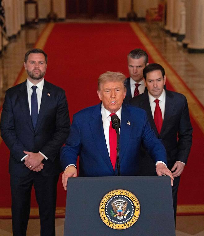 미군이 이란 주요 핵 시설을 공습한 21일 오후 10시 도널드 트럼프 미국 대통령이 워싱턴DC 백악관 이스트룸에서 이와 관련한 발표를 하고 있다. 트럼프는 “이란 핵 능력은 완전히 파괴됐다. 이제 항복하라”고 했다. 트럼프 뒤로는 왼쪽부터 J D 밴스 부통령, 피트 헤그세스 국방 장관, 마코 루비오 국무 장관이 서있다./AFP 연합뉴스