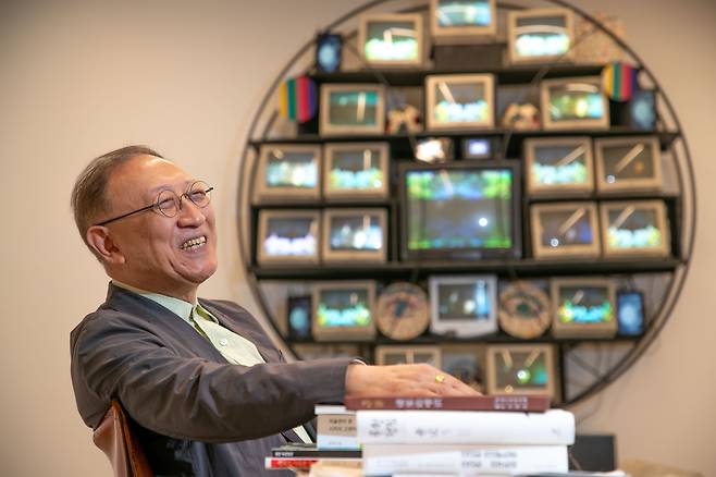 백남준이 1990년 로마 월드컵이 제창한 세계 화합의 가치를 기리기 위해 제작한 '구-일레트로닉 포인트' 앞에서 '비엔날레맨' 이용우가 활짝 웃었다. 미술평론가이자 전시기획자인 이용우는 베네치아 비엔날레에 한국관을 건립한 데 이어 광주 비엔날레를 창설한 주역이다. 올해 30년을 맞았다. /장련성 기자