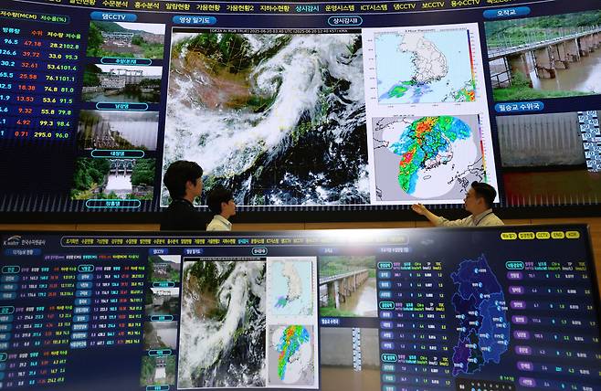 전국에 많은 비가 예보된 가운데 20일 대전 대덕구 한국수자원공사 물관리종합상황실에서 직원들이 호우대비 모니터링을 하고 있다. /뉴스1