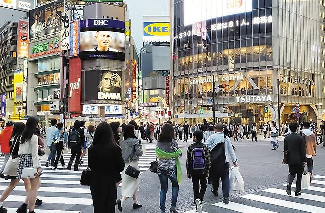 인파로 붐비는 일본 도쿄 도심의 풍경. 올해 1~5월 일본을 방문한 한국 관광객 수가 사상 최다를 기록했다. ‘돈 되는 한국인’을 대상으로 “일본어 몰라도 줄 서지 않고 맛집을 섭렵할 수 있다”는 ‘맛집 예약 대행 서비스’도 등장했다. /재팬4K 캡처