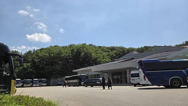 23일 부산 한 아파트에서 숨진 A예술고 학생 3명에 대한 발인식이 부산 금정구 영락공원에서 열렸다. /김주영 기자