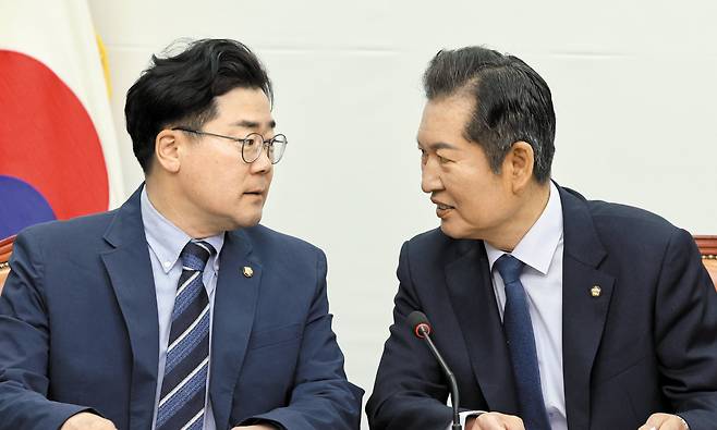 지난해 4월 22일 이재명 더불어민주당 대표 재임 당시 최고위원이었던 박찬대(왼쪽) 의원과 정청래 의원이 서울 여의도 국회에서 열린 최고위원회의에서 대화하고 있다. 두 사람은 8월 22일 전당대회에서 당 대표 자리를 두고 양자 대결을 치른다./뉴시스