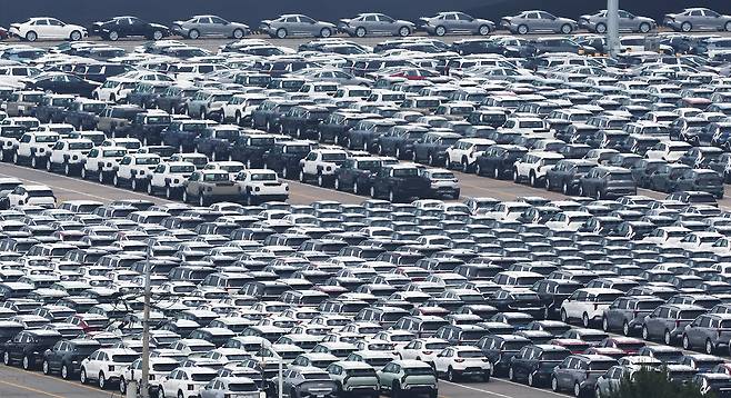 경기 평택시 포승읍 평택항 자동차전용부두에 차량들이 세워져 있다. /뉴스1