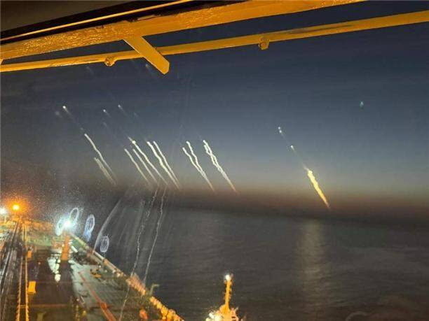 호르무즈 해협을 항해 중인 한국 선박의 선원이 직접 촬영한 미사일 발사 장면.전국해상선원노동조합연맹