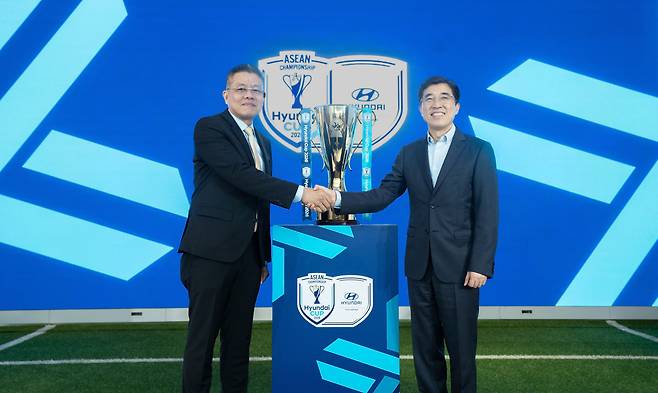 현대차는 지난달 26일(현지 시각) 인도네시아 브카시 델타마스 공단에 위치한 현대자동차 인도네시아 공장에서 동남아시아축구연맹과 조인식을 열고 동남아시아 권역 남자 국가대표 축구 대회의 공식 명칭을 '아세안 현대컵'으로 변경하는 파트너십을 체결했다. /현대차 제공