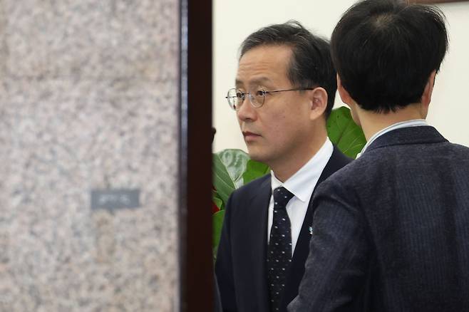 이형일 기획재정부 장관 직무대행 1차관이 23일 오전 서울 여의도 국회를 찾아 중동사태와 관련한 비공개 현안 회의를 위해 국민의힘 원내대표실로 향하고 있다./뉴스1