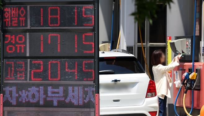 지난 22일 서울 종로구 한 주유소에서 한 시민이 주유를 하고 있다. /뉴스1