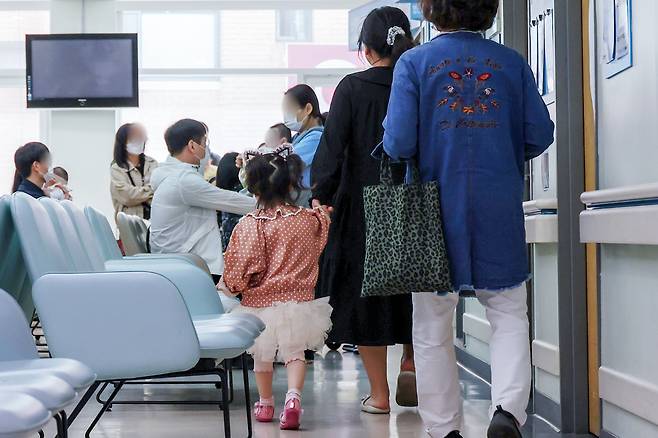 지난 달 9일 서울 한 대학병원 소아청소년과에서 어린이 환자와 보호자들이 진료를 기다리고 있다. /뉴스1