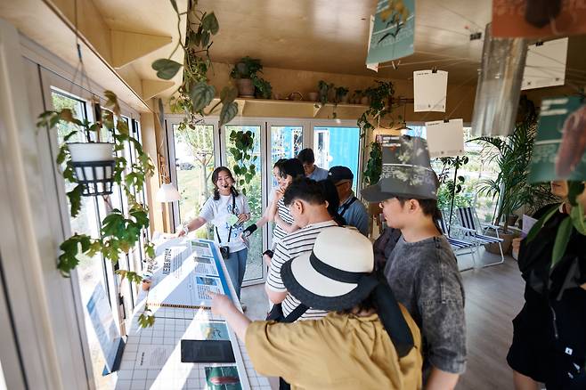 지난 22일 보라매공원 서울국제정원박람회에서 열린 ‘시드볼트 NFT 컬렉션’ 행사. 참가자들이 배초향 등 국내 자생식물을 NFT로 발행하는 체험을 하고 있다. /환경재단