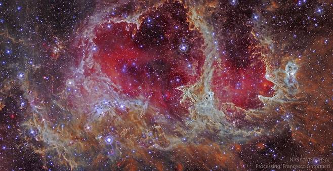 발광 성운 W5다. 성운은 별과 별 사이 존재하는 가스와 먼지 집합체다. /NASA, WISE, IRSA