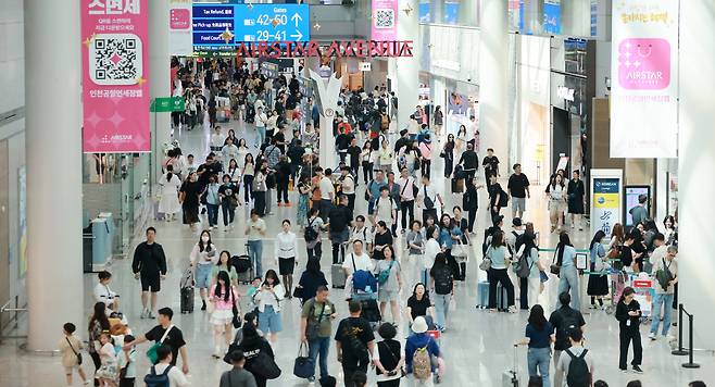 현충일 연휴가 시작된 지난 6일 오전 인천국제공항 제1터미널 면세점이 관광객들로 붐비고 있다. 국제선 여객 수가 늘고 있지만, 입점 면세점들의 실적은 부진한 상황이다. /뉴스1