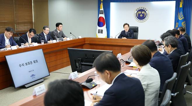 이재명 대통령이 23일 용산 대통령실에서 제1차 수석보좌관회의를 주재하고 있다. /연합뉴스